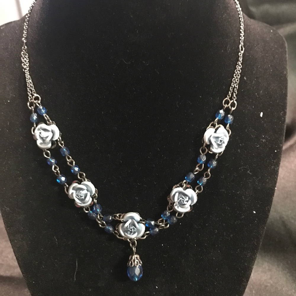 Avon rose necklace blue